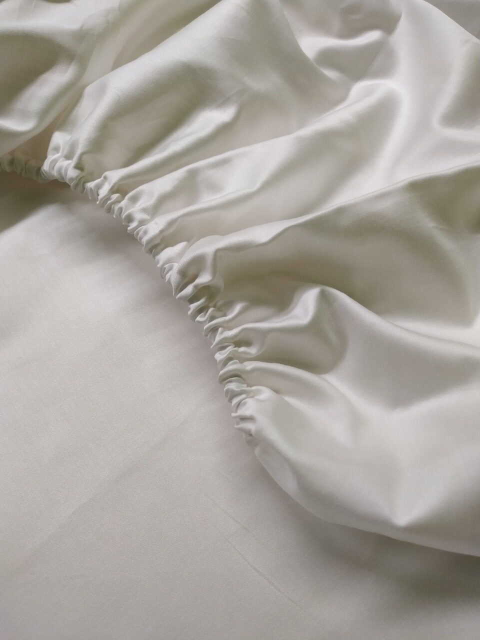 SATIINIST KUMMIGA VOODILINA (VALGE)